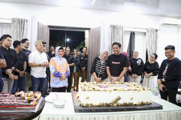 Syukuran HUT ke 43 Tahun, PJ Sekda Diberi Doa dan Suapan Kue Dari Ketua TP PKK Kota Makassar