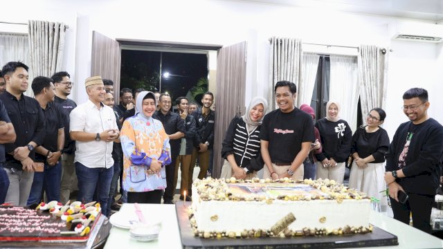 Syukuran HUT ke 43 Tahun, PJ Sekda Diberi Doa dan Suapan Kue Dari Ketua TP PKK Kota Makassar