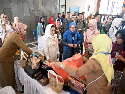 Produk Tenun dan Kerajinan Makassar Sedot Perhatian Ibu Negara di Hari Bakti TNI AU