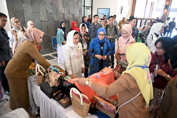 Produk Tenun dan Kerajinan Makassar Sedot Perhatian Ibu Negara di Hari Bakti TNI AU