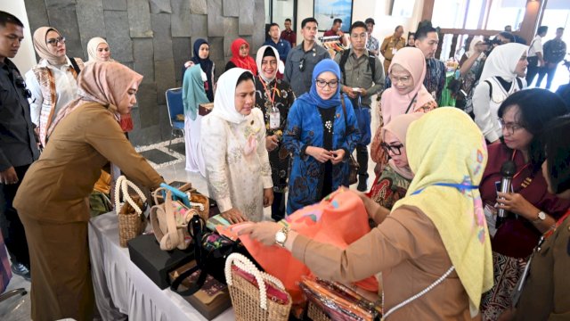 Produk Tenun dan Kerajinan Makassar Sedot Perhatian Ibu Negara di Hari Bakti TNI AU