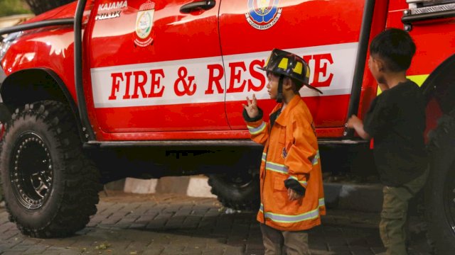 Swafoto dengan Reptil dan Edukasi Kebakaran, Atraksi Menarik Damkarmat di F8 Makassar