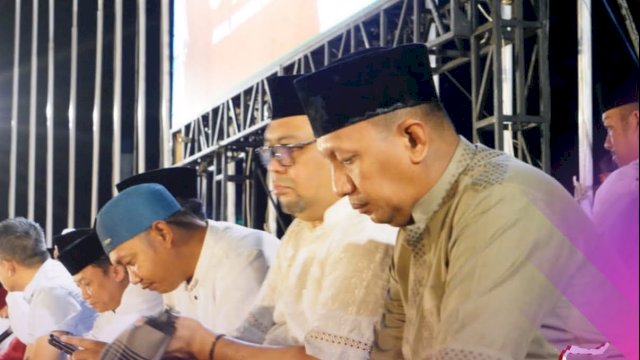 Camat Tamalanrea Ikuti Shalat Subuh Berjamaah di Pantai Losari