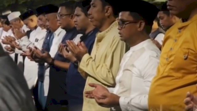 Plt DLH Makassar Hadiri Shalat Subuh Berjamaah