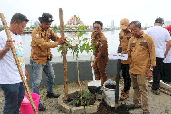 Sukseskan Pelaksanaan Save Our Earth 2024, Plt Kadis Lingkungan Hidup Ikut Aksi Penanaman Pohon