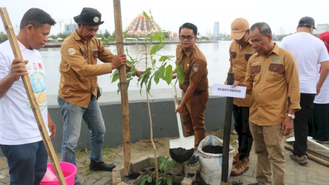 Sukseskan Pelaksanaan Save Our Earth 2024, Plt Kadis Lingkungan Hidup Ikut Aksi Penanaman Pohon