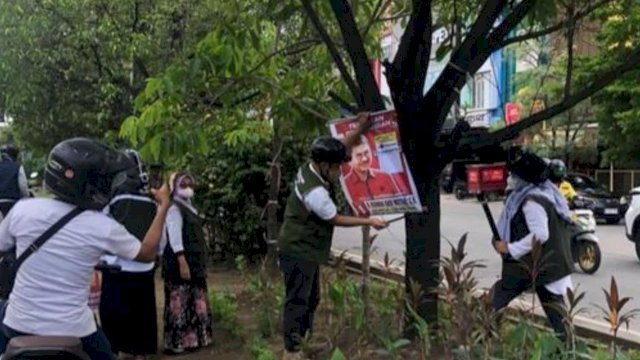 Foto: Penertiban APK dipaku di pohon di Makassar. Rabu (20/12/2023) tahun lalu.