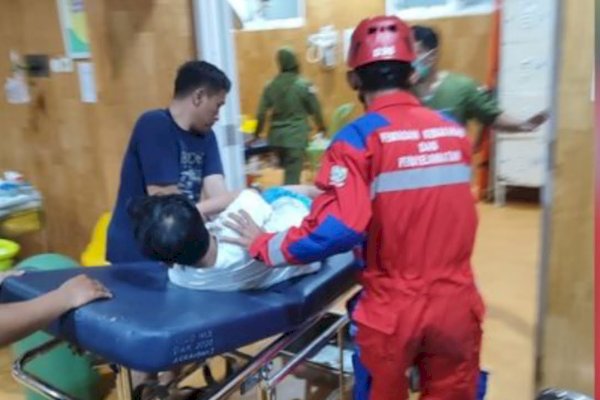 Damkar Makassar Evakuasi Bocah Usai Tangan Tertancap Besi Pagar
