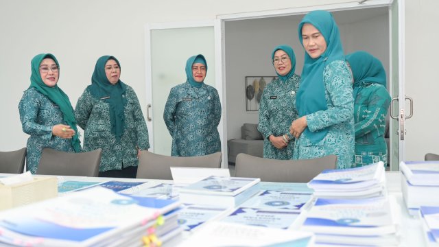 TP PKK Kota Makassar Terima Arahan dari Ninuk Triyanti Zudan dalam Kunjungan SMEP TP PKK Provinsi Sulsel