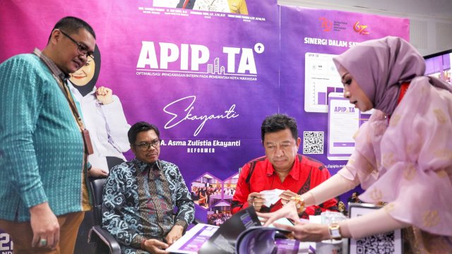 Pj Sekda Makassar Tinjau Booth Inovasi APIPTA dan Gammarana’mi di Pameran Latpimnas