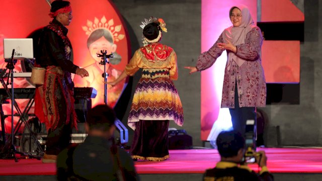 Tari Japin Sigam Asal Kalsel Meriahkan Panggung KIM Fest 2024 di Pantai Losari