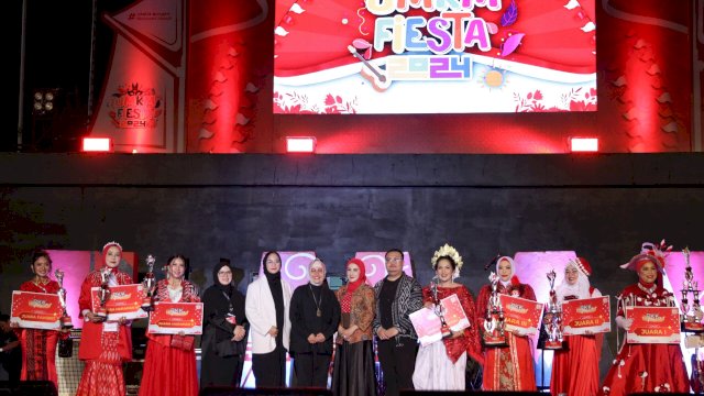 Meriahkan UMKM Fiesta 2024, 15 Ketua TP PKK Kecamatan Ikuti Fashion Show Pamerkan Produk Kerajinan UMKM