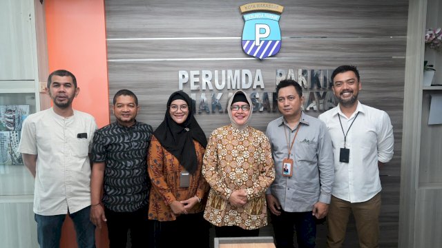 Ketua TP PKK Makassar Apresiasi Kemajuan Perumda Parkir Pada Acara Penyerahan SK 100%