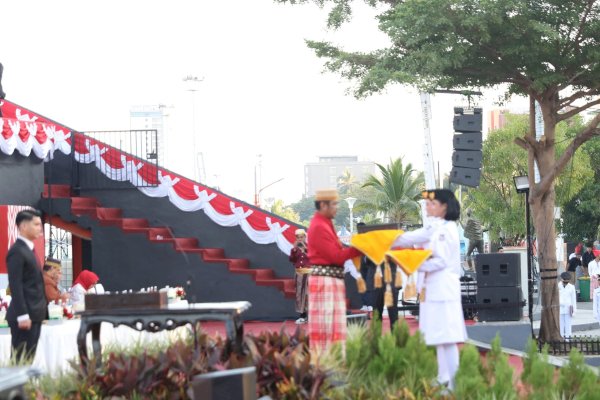 PJ Sekda Kota Makassar Terima Duplikat Bendera Pusaka Merah Putih