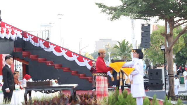 PJ Sekda Kota Makassar Terima Duplikat Bendera Pusaka Merah Putih