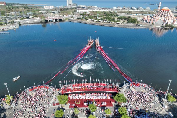 Atraksi Megah Upacara HUT RI di Makassar 7.900 Meter Bendera Merah Putih Membentang di Pantai Losari