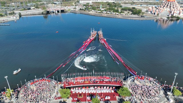 Atraksi Megah Upacara HUT RI di Makassar 7.900 Meter Bendera Merah Putih Membentang di Pantai Losari