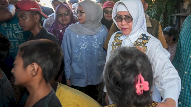 Indira Yusuf Ismail Tinjau dan Salurkan Bantuan untuk Korban Kebakaran di Pemukiman Bara-barayya