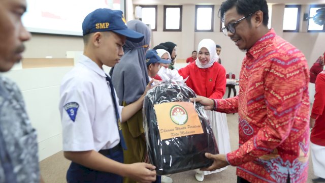 Bentuk Perhatian Kepada Anak Satgas Kebersihan, Pj Sekda Kota Makassar Serahkan Bantuan Pendidikan