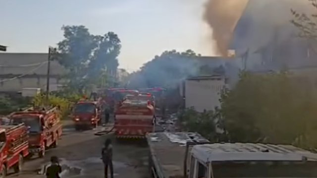 Damkarmat Makassar Kerahkan 20 Unit Armada Padamkan Kebakaran di Pergudangan Parangloe