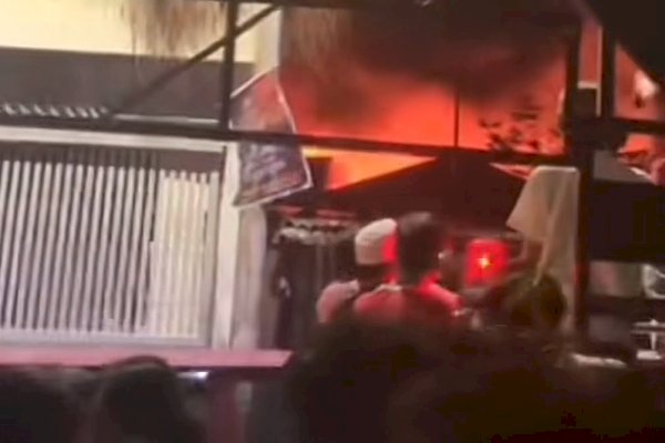 Bersama Warga, Petugas Damkarmat Makassar Berjibaku Padamkan Api di Jalan Maccini Gusung