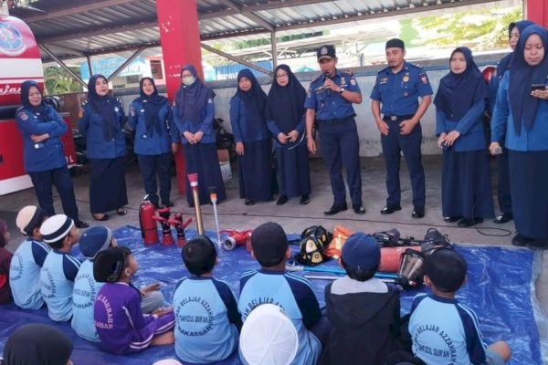 Damkarmat Makassar Dapat Kunjungan Dari Puluhan Anak TK