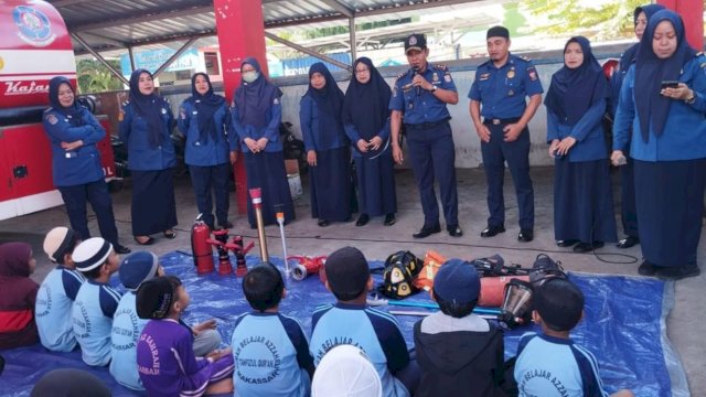 Damkarmat Makassar Dapat Kunjungan Dari Puluhan Anak TK