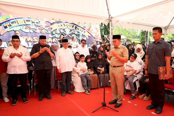 Tangis Danny Pomanto Pecah Saat Upacara Pelepasan Jenazah Almarhum Camat Ujung Pandang Syahrial Syamsuri