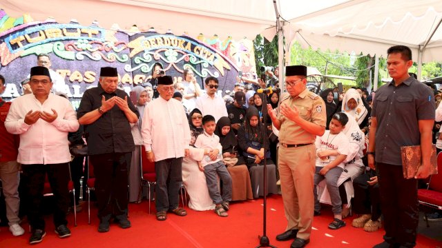 Tangis Danny Pomanto Pecah Saat Upacara Pelepasan Jenazah Almarhum Camat Ujung Pandang Syahrial Syamsuri