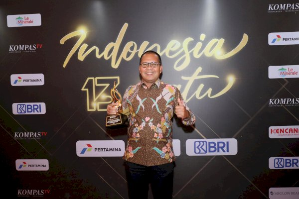 Danny Pomanto Terima Penghargaan dari Kompas TV sebagai Kota Terbaik Dalam Pelayanan dan Keterbukaan Informasi Publik