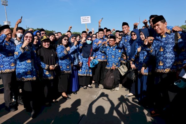 Wali Kota Makassar Danny Pomanto Serahkan SK Penetapan kepada Puluhan Imam Kelurahan