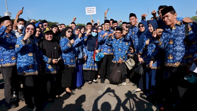 Wali Kota Makassar Danny Pomanto Serahkan SK Penetapan kepada Puluhan Imam Kelurahan