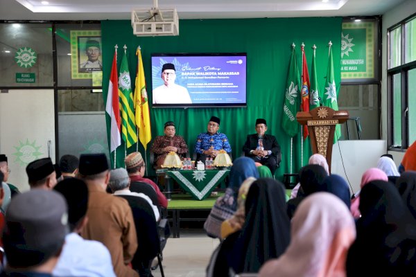 Danny Pomanto dan Pengurus Muhammadiyah Salat Ashar Berjemaah di Pusat Dakwah Muhammadiyah Makassar