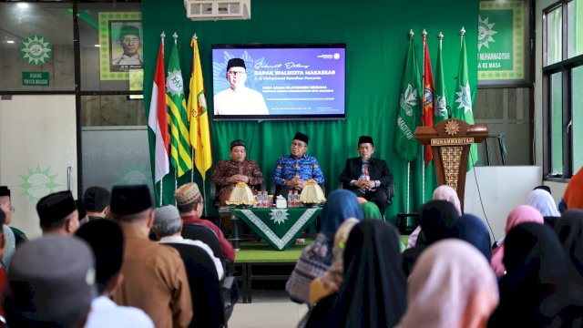 Danny Pomanto dan Pengurus Muhammadiyah Salat Ashar Berjemaah di Pusat Dakwah Muhammadiyah Makassar