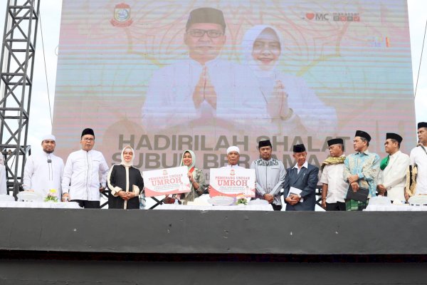 Danny Pomanto Serahkan Paket Sembako dan Umroh Ke Jamaah Gerakan Makassar Shalat Subuh Berjamaah