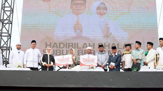 Danny Pomanto Serahkan Paket Sembako dan Umroh Ke Jamaah Gerakan Makassar Shalat Subuh Berjamaah