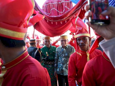 Potret Danny Pomanto Berbaur dengan Para Pemangku Kerajaan Adat di Acara Maudu Ada Kalabbiranga Ri Marusu
