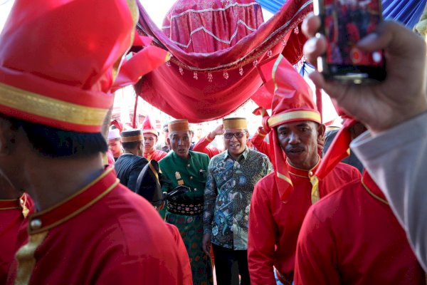 Potret Danny Pomanto Berbaur dengan Para Pemangku Kerajaan Adat di Acara Maudu Ada Kalabbiranga Ri Marusu