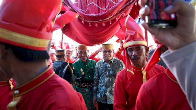 Potret Danny Pomanto Berbaur dengan Para Pemangku Kerajaan Adat di Acara Maudu Ada Kalabbiranga Ri Marusu