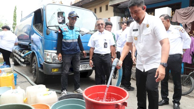 Respons Kekeringan di Kecamatan Tallo, Pjs Wali Kota Makassar Pantau Langsung Distribusi Air Bersih