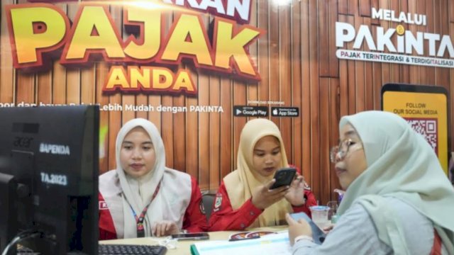 Bayar Pajak Dapat Minyak Goreng di Boot Bapenda Makassar