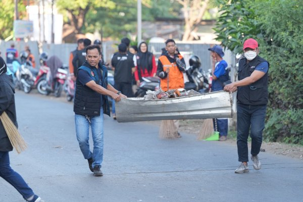 Sambut Adipura, Pj Sekda Makassar dan Bapenda Kerja Bakti Bersama