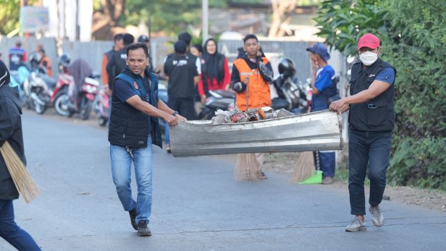 Sambut Adipura, Pj Sekda Makassar dan Bapenda Kerja Bakti Bersama