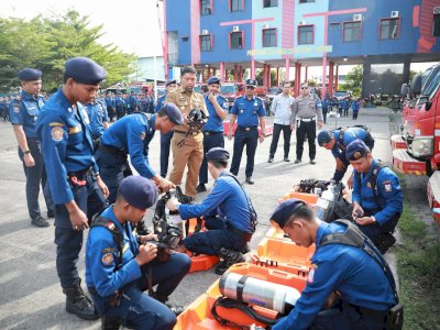 Pjs Wali Kota Makassar Arwin Azis Jadi Pembina Apel Pagi di Dinas Damkar: Tegaskan Pentingnya Kesiapsiagaan