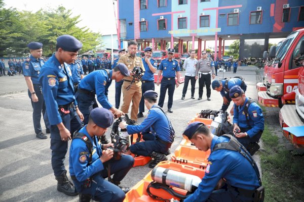 Pjs Wali Kota Makassar Arwin Azis Jadi Pembina Apel Pagi di Dinas Damkar: Tegaskan Pentingnya Kesiapsiagaan