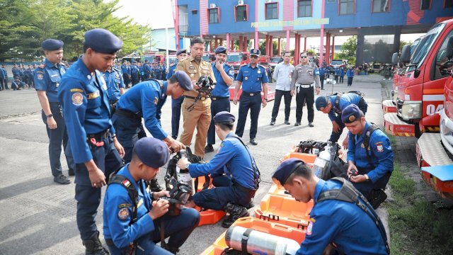 Pjs Wali Kota Makassar Arwin Azis Jadi Pembina Apel Pagi di Dinas Damkar: Tegaskan Pentingnya Kesiapsiagaan