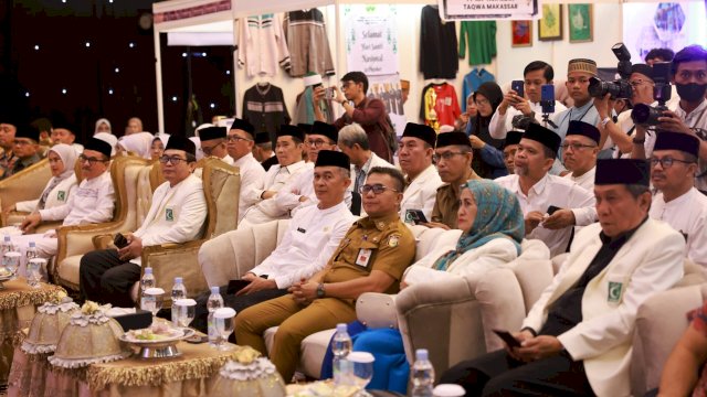 Pj Sekda Makassar Irwan Adnan Dampingi Sekprov Sulsel Jufri Rahman Buka Expo Santri 2024