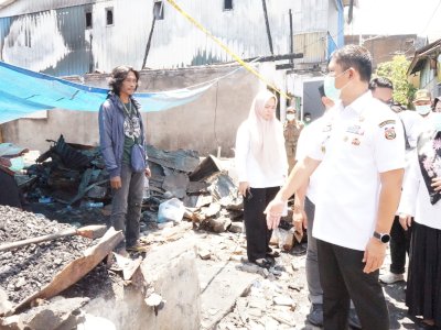 Pjs Wali Kota Arwin Azis Kunjungi Lokasi Kebakaran di Bontoala, Pastikan Bantuan Logistik bagi Warga Terdampak