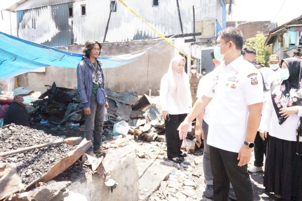 Pjs Wali Kota Arwin Azis Kunjungi Lokasi Kebakaran di Bontoala, Pastikan Bantuan Logistik bagi Warga Terdampak