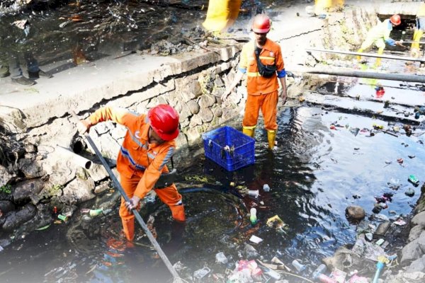 Sabtu Bersih, Kecamatan Mamajang Bersihkan Kanal Jalan Bhayangkara